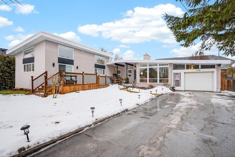 ONE OF A KIND BUNGALOW IN WELLAND!